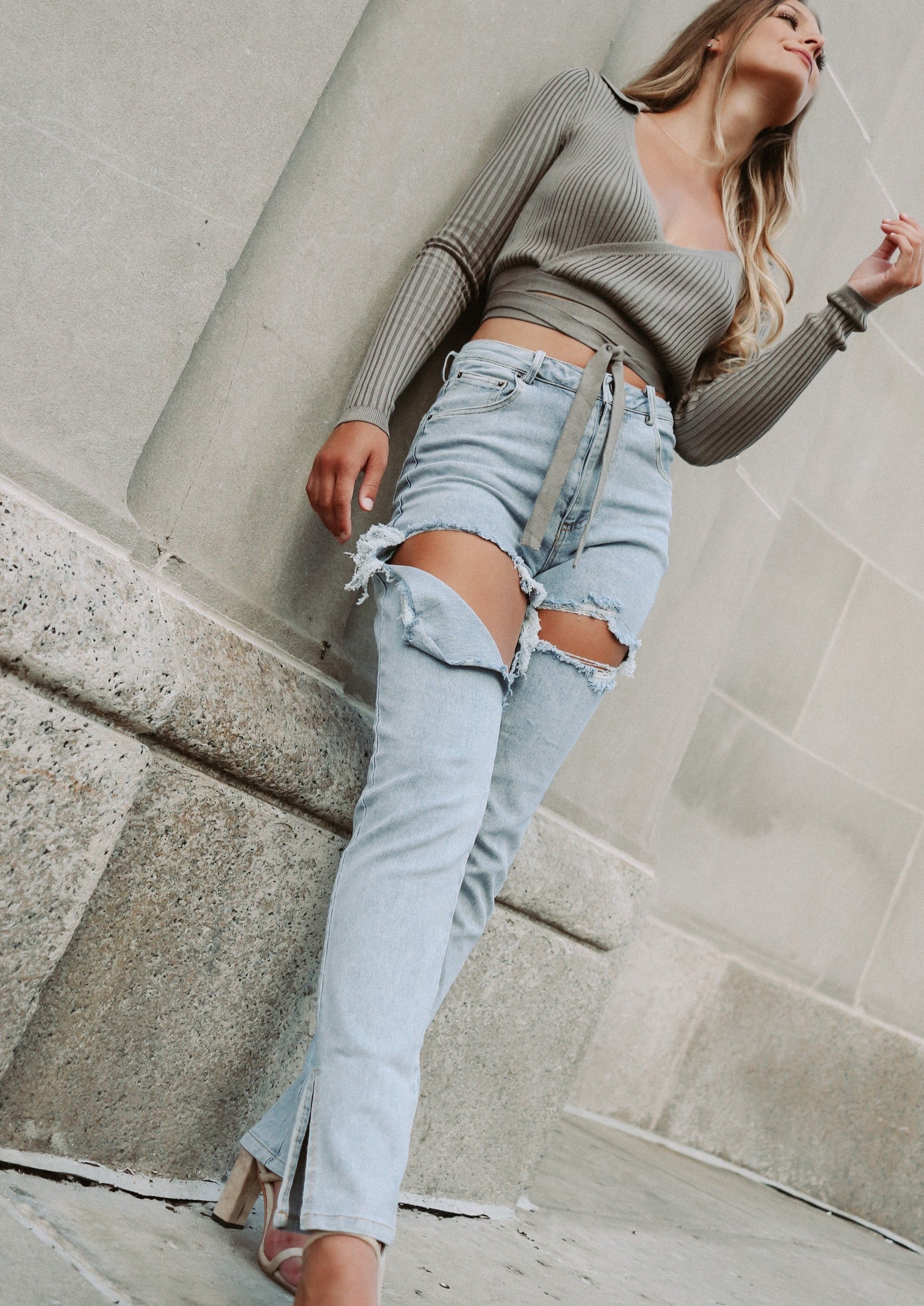 Cute ripped jeans for fashion girls